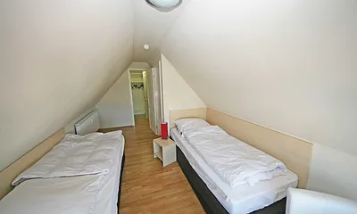 Schlafzimmer (Dachgeschoss) mit 2 Einzelbetten (die auch als Doppelbett gestellt werden können), begehbarer Kleiderschrank, verdunkelbare Plissee