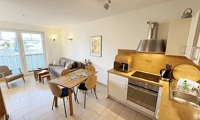 Küchenzeile mit modernen Küchengeräten