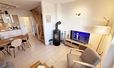 gemütlicher Wohn-und Essbereich mit Küchenzeile