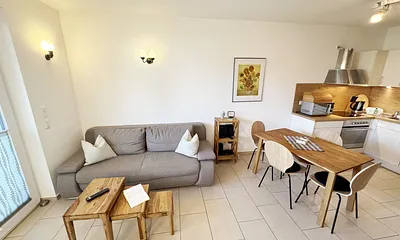 gemütlicher Wohn-und Essbereich mit Couch