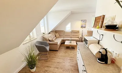 Wohnbereich mit Eckledercouch, Couchtisch, Leselampe, LED-TV, Radio, Mini-Stereo-Anlage mit USB-Anschluss und DVD - Player sowie CD-Player