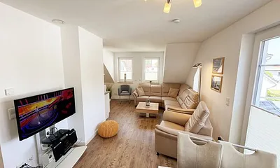 Wohnbereich mit Eckledercouch, Couchtisch, Leselampe, LED-TV, Radio, Mini-Stereo-Anlage mit USB-Anschluss und DVD - Player sowie CD-Player