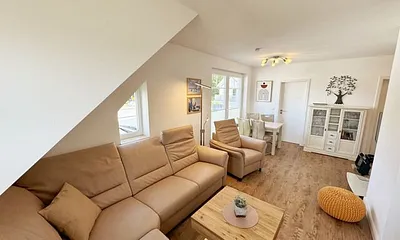 Wohnbereich mit Eckledercouch, Couchtisch, Leselampe, LED-TV, Radio, Mini-Stereo-Anlage mit USB-Anschluss und DVD - Player sowie CD-Player