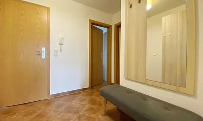 Flur mit großem Kleiderschrank, Garderobe und Ganzkörperspiegel