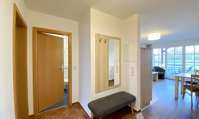 Flur mit großem Kleiderschrank, Garderobe und Ganzkörperspiegel