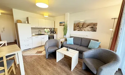 Wohnbereich mit Schlafsofa (Aufbettungsmöglichkeit für die 3./4. Person,1,60 m x 2,00 m), 2 Sessel, Couchtisch, Smart-TV sowie ein DAB-Radio