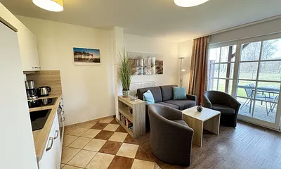 Wohnbereich mit Schlafsofa (Aufbettungsmöglichkeit für die 3./4. Person,1,60 m x 2,00 m), 2 Sessel, Couchtisch, Smart-TV sowie ein DAB-Radio