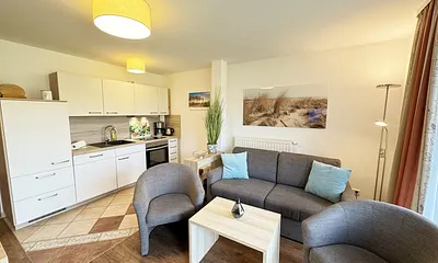 Wohnbereich mit Schlafsofa (Aufbettungsmöglichkeit für die 3./4. Person,1,60 m x 2,00 m), 2 Sessel, Couchtisch, Smart-TV sowie ein DAB-Radio