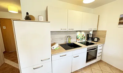 Küchenzeile mit Spülmaschine, Ceran-Kochfeld, Backofen, Kühlschrank mit 3 ***Gefrierfach, Mikrowelle, Toaster, Wasserkocher, Kaffeemaschine und diversen Küchenutensilien