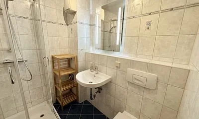 Badezimmer mit Dusche, Waschtisch und WC