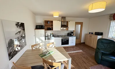 Essplatz mit vier Stühlen