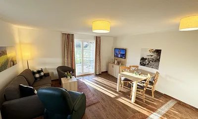 Wohnbereich mit Schlafsofa (Aufbettungsmöglichkeit für die 3./4. Person, 1,50m x 1,90m), Couchtisch und Flachbild – TV