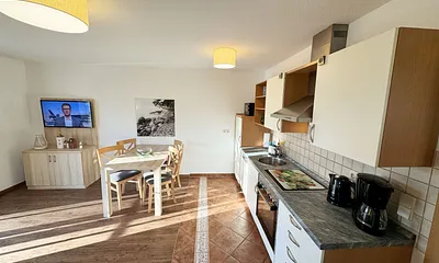 Küchenzeile mit Spülmaschine, Ceran-Kochfeld, Backofen, Kühlschrank mit 3 ***Gefrierfach, Toaster, Wasserkocher, Kaffeemaschine und diversen Küchenutensilien