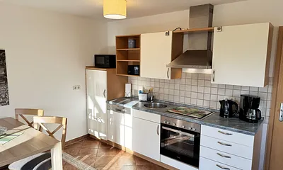 Küchenzeile mit Spülmaschine, Ceran-Kochfeld, Backofen, Kühlschrank mit 3 ***Gefrierfach, Toaster, Wasserkocher, Kaffeemaschine und diversen Küchenutensilien