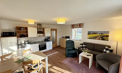 Wohnbereich mit Schlafsofa (Aufbettungsmöglichkeit für die 3./4. Person, 1,50m x 1,90m), Couchtisch und Flachbild – TV