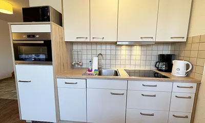 Küchenzeile mit diversen Küchenutensilien