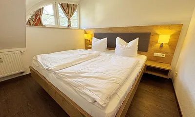 Schlafzimmer mit Doppelbett