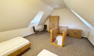 Schlafzimmer mit Kleiderschrank