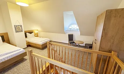 offenes Schlafzimmer mit Einzelbetten