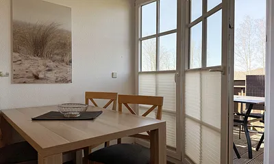 Essbereich mit Stühlen und Blick auf den Balkon