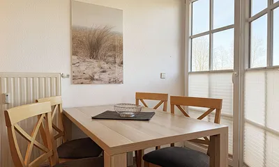 Essbereich mit Stühlen