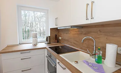 moderne offene Küche Ceranherd mit Backofen, Kühlschrank, Geschirrspüler, Mikrowelle, Kaffeemaschine,Pad-Maschine (Senseo),Wasserkocher, Toaster und diversen Küchenutensilien