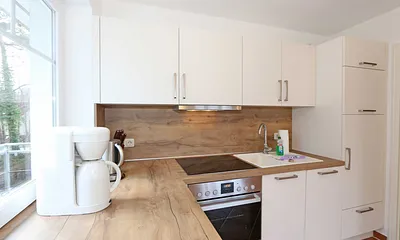 moderne offene Küche Ceranherd mit Backofen, Kühlschrank, Geschirrspüler, Mikrowelle, Kaffeemaschine,Pad-Maschine (Senseo), Wasserkocher, Toaster und diversen Küchenutensilien