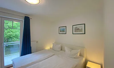 separates Schlafzimmer mit Boxspringbett (1,80 m x 2,00 m) Nachtkonsolen und Kleiderschrank