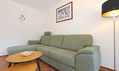 Wohnzimmer mit Eckcouch und Ausziehfunktion (1,15 m x 2,20 m, Aufbettung für die 3./4. Person), Couchtisch, Leselampe, Smart-TV, Blu-Ray Player sowie Mini-Stereo-Anlage