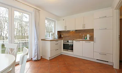 moderne offene Küche Ceranherd mit Backofen, Kühlschrank, Geschirrspüler, Mikrowelle, Kaffeemaschine,Pad-Maschine (Senseo), Wasserkocher, Toaster und diversen Küchenutensilien