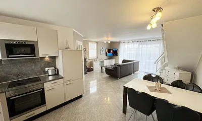 Küchenzeile mit Backofen, Ceranfeld, Kühlschrank, Mikrowelle, Geschirrspüler, Spüle und diverse Küchenutensilien