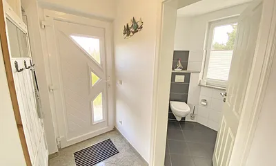 Flurbereich mit Blick ins Gäste-WC