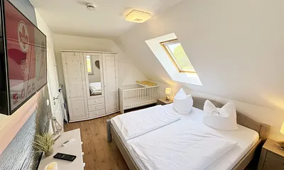 1. Schlafzimmer mit zusätzlichem Kinderbett