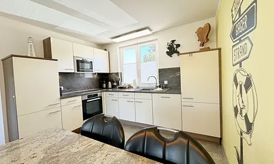 Küchenzeile mit Backofen und Geschirrspüler