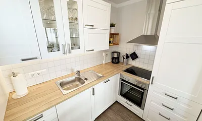 offene Küche mit diversen Küchenutensilien