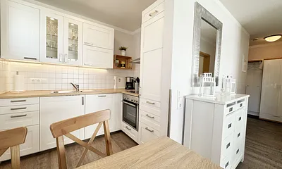 Offene Küchenzeile mit Esstisch