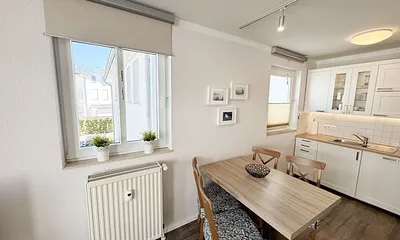 Essplatz mit Tisch und Stühlen