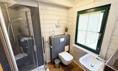 modernes Badezimmer mit Dusche