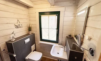 modernes Badezimmer im Erdgeschoss