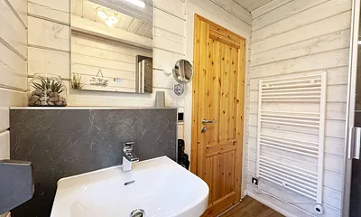 modernes Badezimmer mit Dusche, WC und Waschtisch