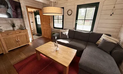 Wohnzimmer mit Couch und Sessel