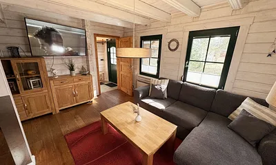 Wohnzimmer mit TV und Couch