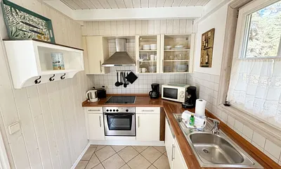Ferienhaus Sandkörnchen - Küchenzeile mit Backofen