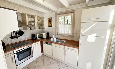 Ferienhaus Sandkörnchen - Küchenzeile mit Geschirrspüler