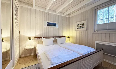Ferienhaus Sandkörnchen - 1. Schlafzimmer mit Kleiderschrank
