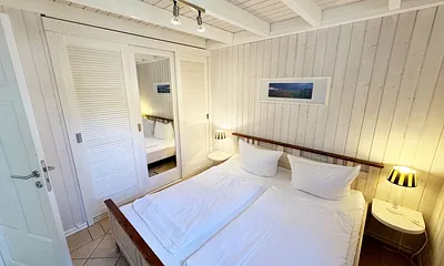 Ferienhaus Sandkörnchen - 1. Schlafzimmer mit Doppelbett
