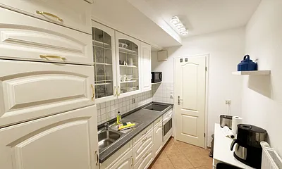 Landhausküche mit Ceran-Kochfeld, Backofen, Kühlschrank mit Gefrierfach, Mikrowelle, Kaffeemaschine, Toaster, Wasserkocher und anderen praktischen Helfern