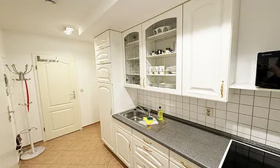 Landhausküche mit Ceran-Kochfeld, Backofen, Kühlschrank mit Gefrierfach, Mikrowelle, Kaffeemaschine, Toaster, Wasserkocher und anderen praktischen Helfern