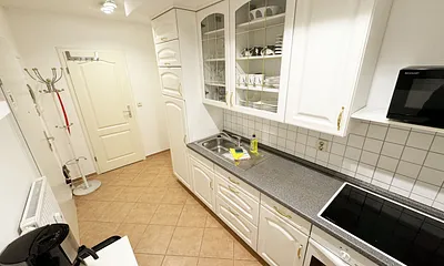 Landhausküche mit Ceran-Kochfeld, Backofen, Kühlschrank mit Gefrierfach, Mikrowelle, Kaffeemaschine, Toaster, Wasserkocher und anderen praktischen Helfern