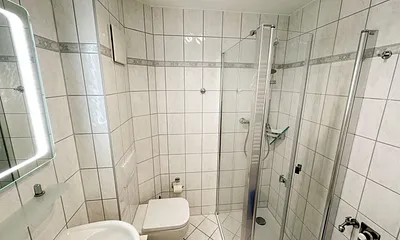 Badezimmer mit Dusche ( flacher Einstieg ), Waschplatz, Waschmaschine, Kosmetikspiegel, WC und Fön